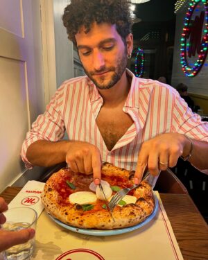 Fabrizio Colica Instagram - Ho voluto accontentare le aspettative dei turisti del centro e mi sono vestito da #italiano che va a mangiare la #pizza