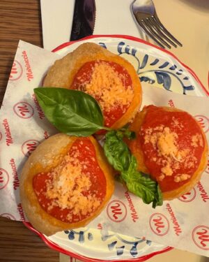 Fabrizio Colica Instagram - Ho voluto accontentare le aspettative dei turisti del centro e mi sono vestito da #italiano che va a mangiare la #pizza