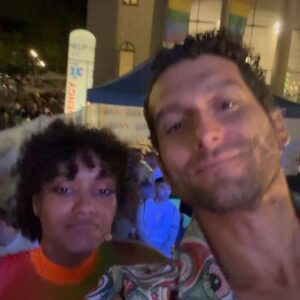 Fabrizio Colica Instagram - Vorrei dire, come fanno in tanti, che l’emozione di ieri non si puó descrivere.
Invece vorrei provare a farlo.
Era la mia prima esperienza come conduttore di fronte a tutta quella gente e, confesso: la mia prima volta al pride.
Sono stato uno di quelli che si nascondeva dietro la scusa che il pride è per i festaioli, per chi si vuol mettere in mostra, per chi ama piume, glitter, paillettes e che non fosse per me.
Ieri ho scoperto che invece il pride è per tutti e per tutte. Che ci sono le piume perché hanno il diritto di esserci, che i glitter non feriscono nessuno anche se vengono lanciati con violenza e che le paillettes sono pazzesche e non discriminano nessuno. È necessario, in questo periodo più che mai, urlare al mondo chi siamo, chi amiamo e come ci sentiamo. È necessario rispondere con amore a una ventata d’odio. È necessario pubblicare foto come queste perchè sicuramente molte persone ne rimarranno inorridite (specialmente dell’ultima)
Ieri ho visto tante emozioni confluire in una piazza. Ho visto persone urlare per i propri diritti e per i diritti degli altri. Ho visto persone amarsi, baciarsi, sostenersi, consolarsi, incoraggiarsi. Ho visto, non solo bandiere arcobaleno, ma anche bandiere di paesi sopraffatti dalla violenza di un altro stato. Ho visto uomini e donne di tutte le età, famiglie, pensionati, preti, suore e turisti sfilare fieramente per dei diritti fondamentali.
E sono onorato di aver messo la faccia per questo coacervo variegato e folle di emozioni e desideri.
Ringrazio di cuore il @milanopride per avermi accolto nella sua grande famiglia, 
ringrazio @rosselladattoli per avermi fatto brillare con i suoi vestiti così belli e così giusti.
Ringrazio @itskaze_ , la mia compagna in questo viaggio bellissimo che mi ha dato 2 o 3 chicche per sembrare più giovane di almeno 4 anni.
Ringrazio mio marito per essere riuscito a sostenermi anche in questa avventura (a un certo punto me lo sono trovato anche sul palco!😍). Se sono così fiero di me è anche grazie a te!
E grazie a chiunque ieri era lì a sostenerci.
Non abbassiamo mai la guardia!
