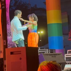 Fabrizio Colica Instagram - Vorrei dire, come fanno in tanti, che l’emozione di ieri non si puó descrivere.
Invece vorrei provare a farlo.
Era la mia prima esperienza come conduttore di fronte a tutta quella gente e, confesso: la mia prima volta al pride.
Sono stato uno di quelli che si nascondeva dietro la scusa che il pride è per i festaioli, per chi si vuol mettere in mostra, per chi ama piume, glitter, paillettes e che non fosse per me.
Ieri ho scoperto che invece il pride è per tutti e per tutte. Che ci sono le piume perché hanno il diritto di esserci, che i glitter non feriscono nessuno anche se vengono lanciati con violenza e che le paillettes sono pazzesche e non discriminano nessuno. È necessario, in questo periodo più che mai, urlare al mondo chi siamo, chi amiamo e come ci sentiamo. È necessario rispondere con amore a una ventata d’odio. È necessario pubblicare foto come queste perchè sicuramente molte persone ne rimarranno inorridite (specialmente dell’ultima)
Ieri ho visto tante emozioni confluire in una piazza. Ho visto persone urlare per i propri diritti e per i diritti degli altri. Ho visto persone amarsi, baciarsi, sostenersi, consolarsi, incoraggiarsi. Ho visto, non solo bandiere arcobaleno, ma anche bandiere di paesi sopraffatti dalla violenza di un altro stato. Ho visto uomini e donne di tutte le età, famiglie, pensionati, preti, suore e turisti sfilare fieramente per dei diritti fondamentali.
E sono onorato di aver messo la faccia per questo coacervo variegato e folle di emozioni e desideri.
Ringrazio di cuore il @milanopride per avermi accolto nella sua grande famiglia, 
ringrazio @rosselladattoli per avermi fatto brillare con i suoi vestiti così belli e così giusti.
Ringrazio @itskaze_ , la mia compagna in questo viaggio bellissimo che mi ha dato 2 o 3 chicche per sembrare più giovane di almeno 4 anni.
Ringrazio mio marito per essere riuscito a sostenermi anche in questa avventura (a un certo punto me lo sono trovato anche sul palco!😍). Se sono così fiero di me è anche grazie a te!
E grazie a chiunque ieri era lì a sostenerci.
Non abbassiamo mai la guardia!