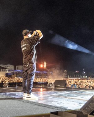 Fabrizio Tarducci Instagram - Atmosfera pazzesca ieri a Milano, il @marrageddonfest mi ha ricordato quando da ragazzino andavo all’Hip Hop Village a vedere il rap italiano di quegli anni, ora sul palco invece c’eravamo noi. Grazie @kingmarracash per avermi invitato. Grazie @bigpicturemgmt e tutto il team. Grande Stefano per lo strappo in scooter dritti on stage. Grazie a tutti voi che eravate sotto il palco per l’energia. Ci vediamo martedì a Roma per l’ultima data del tour.
