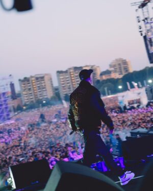 Fabrizio Tarducci Instagram - Atmosfera pazzesca ieri a Milano, il @marrageddonfest mi ha ricordato quando da ragazzino andavo all’Hip Hop Village a vedere il rap italiano di quegli anni, ora sul palco invece c’eravamo noi. Grazie @kingmarracash per avermi invitato. Grazie @bigpicturemgmt e tutto il team. Grande Stefano per lo strappo in scooter dritti on stage. Grazie a tutti voi che eravate sotto il palco per l’energia. Ci vediamo martedì a Roma per l’ultima data del tour.