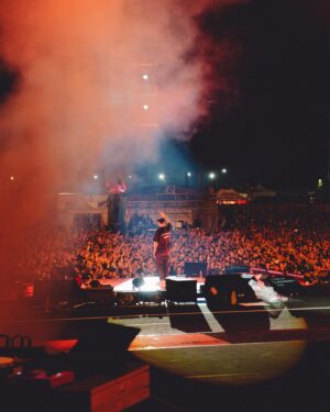 Fabrizio Tarducci Instagram - Atmosfera pazzesca ieri a Milano, il @marrageddonfest mi ha ricordato quando da ragazzino andavo all’Hip Hop Village a vedere il rap italiano di quegli anni, ora sul palco invece c’eravamo noi. Grazie @kingmarracash per avermi invitato. Grazie @bigpicturemgmt e tutto il team. Grande Stefano per lo strappo in scooter dritti on stage. Grazie a tutti voi che eravate sotto il palco per l’energia. Ci vediamo martedì a Roma per l’ultima data del tour.