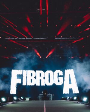 Fabrizio Tarducci Instagram - Atmosfera pazzesca ieri a Milano, il @marrageddonfest mi ha ricordato quando da ragazzino andavo all’Hip Hop Village a vedere il rap italiano di quegli anni, ora sul palco invece c’eravamo noi. Grazie @kingmarracash per avermi invitato. Grazie @bigpicturemgmt e tutto il team. Grande Stefano per lo strappo in scooter dritti on stage. Grazie a tutti voi che eravate sotto il palco per l’energia. Ci vediamo martedì a Roma per l’ultima data del tour.