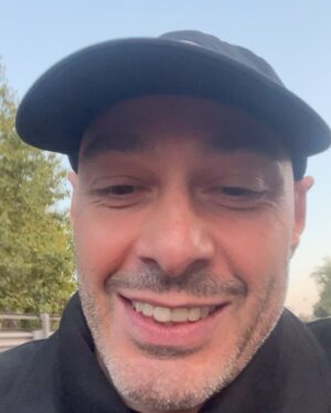 Fabrizio Tarducci Instagram - Atmosfera pazzesca ieri a Milano, il @marrageddonfest mi ha ricordato quando da ragazzino andavo all’Hip Hop Village a vedere il rap italiano di quegli anni, ora sul palco invece c’eravamo noi. Grazie @kingmarracash per avermi invitato. Grazie @bigpicturemgmt e tutto il team. Grande Stefano per lo strappo in scooter dritti on stage. Grazie a tutti voi che eravate sotto il palco per l’energia. Ci vediamo martedì a Roma per l’ultima data del tour.