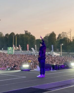 Fabrizio Tarducci Instagram - Atmosfera pazzesca ieri a Milano, il @marrageddonfest mi ha ricordato quando da ragazzino andavo all’Hip Hop Village a vedere il rap italiano di quegli anni, ora sul palco invece c’eravamo noi. Grazie @kingmarracash per avermi invitato. Grazie @bigpicturemgmt e tutto il team. Grande Stefano per lo strappo in scooter dritti on stage. Grazie a tutti voi che eravate sotto il palco per l’energia. Ci vediamo martedì a Roma per l’ultima data del tour.