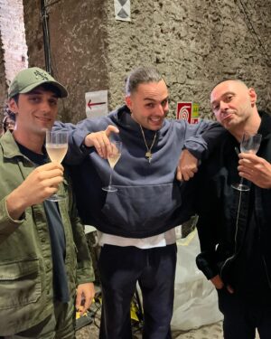 Fabrizio Tarducci Instagram - Il pezzo spacca, il video anche e ieri sera siamo riusciti a fare Parafulmini live insieme per la prima volta. Grazie @holyernia @breshbandicoot @iamzef @rtl1025 e tutta l’Arena di Verona. Mai dire hit, finché non passa in radio.