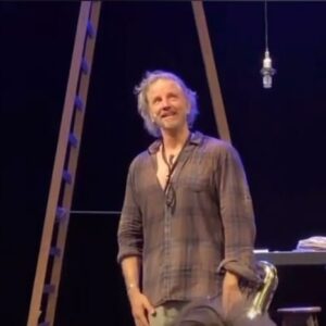 Facundo Arana Instagram - Hay Muchas Obras de Teatro que son “las más lindas del Mundo”. “En el Aire” es una de ellas. Sin dudas.. cada noche es un viaje mágico a lo más profundo del Alma. Quien la vio, sabe… Esta Obra es inolvidable. Y la llevo conmigo para siempre..🫶🏽☺️🦋🦋🌺🌈♥️