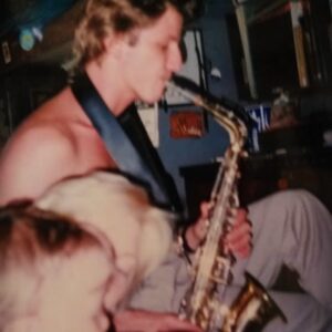 Facundo Arana Instagram - #TBT Ese cachorro con quien tocamos en la foto, hoy me saca una cabeza y me manda estos recuerdazos x whatsapp..Mi querido Yan..
 Y ese es mi Saxo Alto.. con el que hoy giro con “En el Aire”.. 🎷🦋🌺 a veces si es simple.. todo es perfecto!🌈