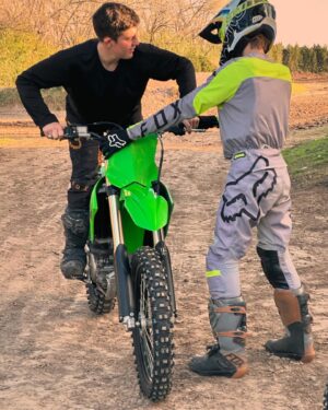 Facundo Arana Instagram - Tarde de Motos! Día genial en familia y entre Amigos..! Gracias Ismael, Leandro y Familia! Gracias Nacho!! Mates, saltos y motores..! Qué buen rato!! 🏍️🏍️🏍️