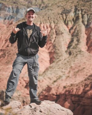 Facundo Arana Instagram - Con ese grupo descomunal donde faltan 3 genios que tuvieron que volverse temprano, fuimos junto a Ford a probar las nuevas Bronco a la Quebrada de Humahuaca.. Qué País tenemos, por Dios!! La experiencia fue increíble. Escuchar a los especialistas hablar de las camionetas es impresionante. No sabemos nada de autos, compas!! Jajaja!! 
 Gracias a toda la organización, a la Agencia, a quienes nos recibieron en Huacalera, que nos malcriaron en los desayunos y esa comida de noche maravillosa que es irrepetible y obliga a volver!; a vos Juani que sos nexo respetuoso con gente tan genial y especial.. a Dominga y su Familia! 
Fotones de @arena.ph y @emilianopella