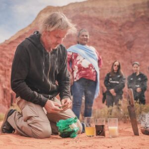 Facundo Arana Instagram - Siempre supe que algún día, yo iba a estar en una ceremonia de la Pachamama.. Doña Dominga abrió la Tierra con un cuchillo.. y puso seis hojas de coca que eligió cuidadosamente. Después, chicha.. 
 Fuimos todos pasando de a uno. Vinimos a Huacalera en Jujuy a hacer una experiencia ..Un día impresionante de la mano de la Pacha..🌈🌈🌈🇦🇷