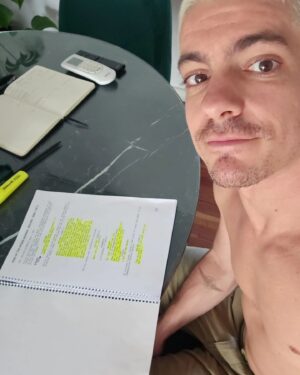 Facundo Gambandé Instagram - Fin de semana de festejo, familia, comida, teatro, vino y mucho amor! ❤️✨️🙌🏼