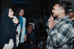 Fadi Iskandar Instagram - 2 KATA = BOX OFFICE !!! Jujur gak kerasa sih 2 jam nonton, yang gue rasa cuma ada yang ketawa, ada yang teriak-teriak, dan yg pasti yang nangis.. Congratzz Guys @davinaakaramoy @devamahenra @hanungbramantyo @mulanisanjay 

Soundtrack nempel nih sampe tidur @lyodraofficial , hehe