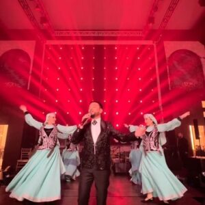 Faiq Ağayev Instagram - Toy-büsat qismətiniz olsun! 💞
Mən də sevə-sevə bu musiqili nağılı təqdim edim sizə, ey əzizlər ! ❤️🎶❤️

• @stage.danceshow 
• @rassaritmqrupu
• @nirvana.band.baku

#faiqagayev 
#wedding
#azerbaijan
#singer
#megastar 👑
#fyp