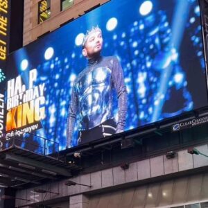 Faiq Ağayev Instagram - USA, New York, Times Square 🇺🇲
Happy birthday King! 👑

Artıq ad günümdür 🎂
Əziz həmkarım, sevimlim 
💖@dilarakazimova💖 mənə bax belə qeyri-adi hədiyyə edib. 
Təşəkkür, gözəlim! 🤗❤️😘

Təşkilati məsələləri həll edən @aliyevjabir, səni də öpürəm, var ol! ❤️

• photo by @nikoabbasov 🤍
