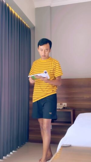 Fajar Nugra Instagram - Selalu seru kalau udah baca script. Saking excitednya suka lupa ngapa-ngapain (cie gitu) salah satunya lupa makan… bikin maag kambuh aja deh, hmmm. Tapi, karena gua punya solusinya jadi #GakMaagsalah kalau lupa makan, sedia Esemag sebelum kambuh adalah jalan ninjaku haha Esemag itu aman banget buat siapapun karena dibuatnya dari bahan herbal, aman!! I love @esemagsidomuncul 🫶🏽