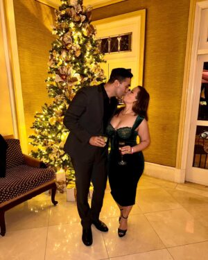 Fanny Veliz Grande Instagram - Happy 2024 from us! 2023 you were full of lessons, growth, and opportunities! Let 2024
Be the year our dreams come true! #happy2024