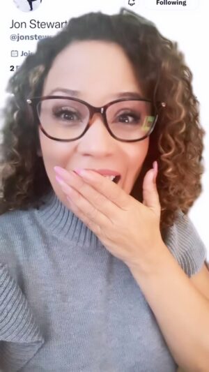 Fanny Veliz Grande Instagram - Omg!!! One of my favorite celebrities shared one of our crowdfunding campaigns!!! I’m fanning out!!! #jonstewart #veterans #documentary #crowdfunding
