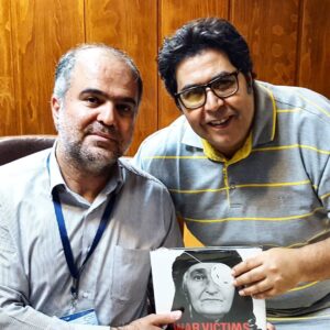 Farhad Aslani Instagram - رفتیم موزه صلح داخل پارک شهر .
 شنیدن رنج های جنگ از زبان جانبازان روایت غریبیست که باید شنید. .  با آرزوی صلح برای مردم جهان
