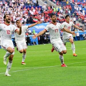Farhad Aslani Instagram - خدا رو صد هزار مرتبه  شکر 
تبریک به مردم شریف ایران برای درخشش تیم ملی 
چه پیروزی بموقع وچه شروع درخشانی 
دم همه تون گرم
اگر چه کفششون نایک نبود اما غیرت و شرفشون ایرونی بود 🕺💃🕺💃🕺💃🕺💃🕺💃🕺💃🕺