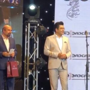 Farhad Aslani Instagram - خدا رو شكر ، جشن منتقدان سينما بود . فيلم مغز هاي كوچك زنگ زده براي يازده مورد كانديد شد و موفق شد شش جايزه اصلي رو بگيره. من جايزه نقش دوم مرد رو گرفتم . اين جايزه فوق العاده به كام من شيرين و ارزش زيادي برايش قائلم چون ارزش گذاري منتقدان فارغ از هر گونه نگاه سياسي و فرمايشيست . از همه روزنامه نگارها و منتقدان تشكر ميكنم .
پ.ن: گرفتن اين جايزه از جمشيد هاشم پور و آقاي متوسلاني لذت اين جايزه را براي من صد چندان كرد 
#مغزهای_کوچک_زنگ_زده @navidmohamadzadeh @houman_seyedi