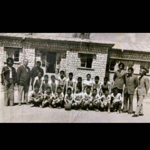Farhad Aslani Instagram - روز معلم مبارک . عکسی از دوران دبستان . من یکی از آون مورچه هام .
.
 آقای صالحی مدیر دبستان آقا اسدی آقا جواهری و عزیزیان دیگر ای که اسمشان یادم نمیاد
دست تمام کسانی که ازشون آموختم رو میبوسم