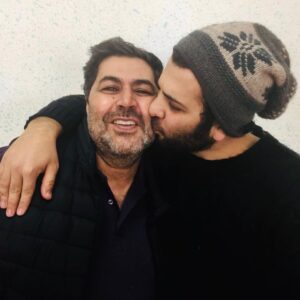 Farhad Aslani Instagram - اخرين روز بازي من در فيلم متري شيش و نيم به كارگرداني و نويسندگي سعيد روستايي و گروه شاداب و كاربلدش سرشار از مهرباني بود ، همچون ديگر روزها . سعيد روستايي به راستي كارگردانيست سخت كوش ، شوريده و عاشق خوش فكر و خلاق . خون تازه اي براي سينماي ايران . خداوند پشت و پناهت سعيد جان
#متری_شیش_و_نیم