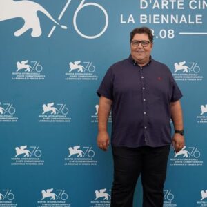 Farhad Aslani Instagram - فستیوال فیلم ونیز  به همراه کارگردان و عوامل فیلم متری شیش و نیم 
#labiennale 
#سعید_روستایی 
#نوید_محمدزاده 
#پیمان_معادی 
#هومن_بهمنش 
#متری_شیش_و_نیم
#فستیوال_فیلم_ونیز
