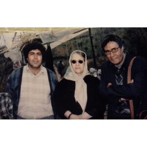 Farhad Aslani Instagram - فیلم حیران به کارگردانی شالیزه عارف پور ، من پدر بودم ،عمو خسرو پدر من ،باران کوثری هم دختر من را بازی میکرد ،خانوم بنی اعتماد نازنین هم با همه دلسوزی و توانش در کنار ما ، شمال بود و هوا بارانی ، یادش بخیر .