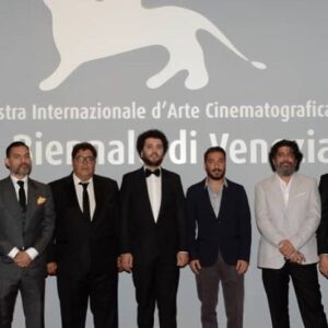 Farhad Aslani Instagram - فستیوال فیلم ونیز  به همراه کارگردان و عوامل فیلم متری شیش و نیم 
#labiennale 
#سعید_روستایی 
#نوید_محمدزاده 
#پیمان_معادی 
#هومن_بهمنش 
#متری_شیش_و_نیم
#فستیوال_فیلم_ونیز