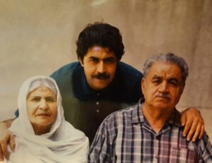 Farhad Aslani Instagram - روز مادر رو به تمام مادرهای سرزمینم و بخصوص به مادر عزیزم تبریک میگم 
مادر جان خدا رو شکر میکنم که هستی و سایه ات بالای سرمونه 🌸🌸🌸
.
.
. از همه عزیزانی که من رو در سوگ مرگ پدرم تنها نگذاشتند صمیمانه سپاسگزارم 🌸🌸🌸