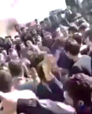 Farhad Aslani Instagram - مردم معترضند 
مردم زير بار گراني و تورم كمرشان خم شده 
مردم از فساد اقتصادي و اداري و رشوه خواري و بي عدالتي عصباني اند 
مردم نگران آينده فرزندانشان هستند 
بيكاري و فقر شايسته اين مردم نيست 
از مسئولين مملكت ، نمايندگان مجلس و رسانه هاي دولتي خواهشمندم به داد اين مردم برسيد پيش از آنكه دير شود صداي اين مردم را فقط با پليس و باتوم و زندان و اتهام زني نميشود پاسخ داد چاره كار چيز ديگريست