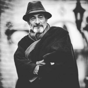 Farhad Aslani Instagram - هنوز از شوك رفتن انتظامي بيرون نيامديم كه خبر درگذشت ضياء الدين درّي خالق اثاري چون كيف انگليسي و كلاه پهلوي جانمان را بدرد آورد .چه روز بدي براي سينماي ايران ⚫️