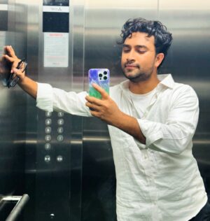 Farhan Ahmed Jovan Instagram - Lift’s mirror, my favourite place to take pics