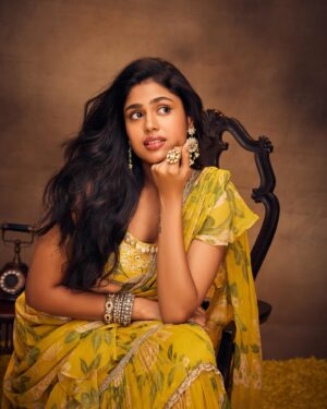 Faria Abdullah Instagram - As nature awakens, so does the possibility of growth and transformation.

Let’s embrace the bloom of new beginnings with every petal 💛🌸

🥻 by @sonika_grover
💄 by @evaniapannu
💇‍♀️ by @hairby_shivanik
📸 by @rohitguptaphotography