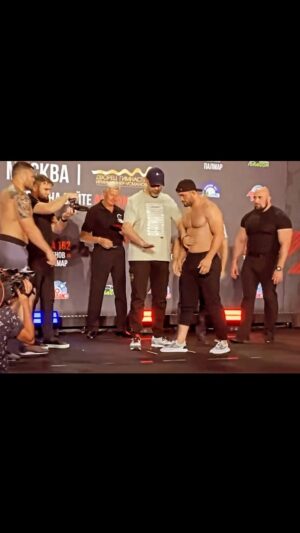 Faridun Odilov Instagram - Со щитом или на щите ⚔️

Взглядом нас напугать точно не получится 👊🏼 Больше не делай такие вещи ) 

Завтра по воле Всевышнего выйду , и сделаю все что в моих руках 👊🏼 а результат за Всевышнем.

Всех вижу , всех слышу🫂 всем спасибо за поддержку . 
Завтра всех вас жду ✊🏻