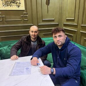 Faridun Odilov Instagram - Жизнь она не предсказуема ))

💥 Было время с ним @abror_butaev1 в школьные годы воевали , недолюбливали друг друга. Сейчас  ни один бой мой не пропускает ,  переживает искренне  за брата👊🏼
 
- А сегодня очень сильно удивил своим огромным подарком ))
Очень рад , очень признателен. 
Спасибо тебе и твоей семье 🙏🏻всех благ 🫂
Тебе успехов и  процветания в твоих начинаниях✊🏻