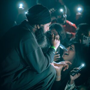 Fateh Doe Instagram - My first time performing in Winnipeg and it was spectacular. The missed flights and bad airbnb just made it more memorable 😅 (Watch the last slide to see me almost get trampled)

Toronto Thursday • NYC Saturday. 

📸 by @dilshaan8.raw 

Thank you @pannutharaj & @condor_style1