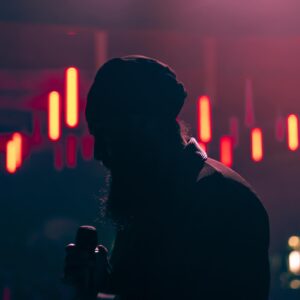 Fateh Doe Instagram - My first time performing in Winnipeg and it was spectacular. The missed flights and bad airbnb just made it more memorable 😅 (Watch the last slide to see me almost get trampled)

Toronto Thursday • NYC Saturday. 

📸 by @dilshaan8.raw 

Thank you @pannutharaj & @condor_style1