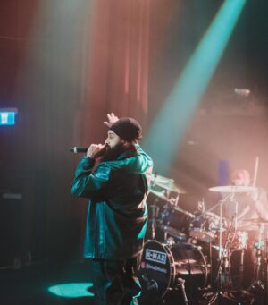 Fateh Doe Instagram - Kicked off the tour in Vancouver this past weekend & WOW what an amazing night. Shout out to the whole team who worked for countless hours to help put this show/tour together. 

Styled by @v.ravindra 

Calgary See You Friday 😤