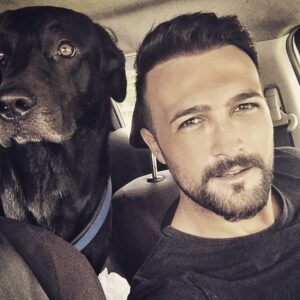 Fatih Ayhan Instagram - Pascal ile klasik pazar gezmesi :) Arabayı benden çok seviyor :) 🐕🎈