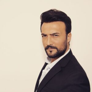 Fatih Ayhan Instagram - Saç tasarımım ve bakımında ayrıca imajımda bana yeni bir soluk veren @hdcexclusive ve @hdcprotezsac a bu güzel çekimler için @vicky_1881 ve @gokhan.ormen.official a teşekkürler 🙏🏻