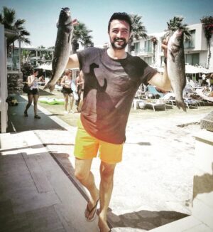 Fatih Ayhan Instagram - Bu akşam Herodot kültür merkezi Kocamın Nişanlısı saat 21:00 de BODRUM 'da. Bu arada oyun sonrası için levrekleri yakaladım bekleriz :)