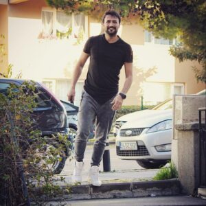 Fatih Ayhan Instagram - Menajerim beni yollarda karşılıyor @ebrukucukakar @ebrukucukakarmenajerlik abi bakarmısın dedi çekti @ilkeryildirm 🙏🏻☺️🎈