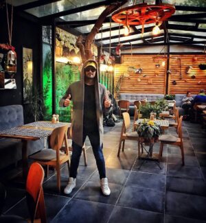 Fatih Ayhan Instagram - Yeni cafemizi açtık. Harika menüsü ve sıcak ortamı ile Taksim/Cihangir'e yakışır eşsiz bir yer oldu. Yolu düşeni kış bahçemize beklerim efenim. @cafelumierecukurcuma