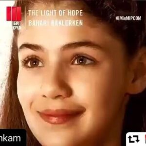 Fatih Ayhan Instagram - BAHARI BEKLERKEN ( The Light Of Hope )Anlaşılan 15 ülke, ön anlaşmalarla şimdilik toplam 23 ülkede gösterim hazırlığı ve daha fazlası için gelen teklifler. Bir actor olarak istenebilecek nadir başarılardan biri şahsım için. Projenin başında bana inanan başta @ozkankam abim ve @cagilruzgar hocam olmak üzere, uygulayıcı yapımcım @aydzfr değerli hocalarım @ayhanozdemircine @filizpolatturan yapım ekibinden teknik çalışanlarımıza, senaristlerimizden ,oyuncu dostlarıma ve kamera arkasına kadar bir aile gibi olduğumuz bu yolculuk hepimizin başarısı. Adını tek tek yazamadığım tüm çalışma arkadaşlarıma teşekkürler. Başarı dolu günler bizimle olsun. The light of hope ❤️ Ayrıca özel teşekkür @haciyatmazfilm @tayfurs abime 😍