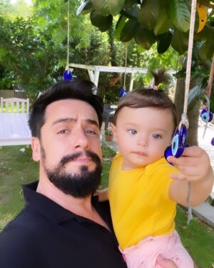 Fatih Doğan Instagram - Prensesimiz Buse ile bayramınızı kutluyoruz 🧿🌸 #yeğen #iyibayramlar #kurbanbayramı @muratemreustun