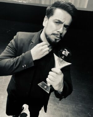 Fatih Doğan Instagram - Bu yıl ki 6.HdhMedya ödüllerinde,beni bu ödüle layık gören kıymetli Adanalılara ve Çukurova halkına teşekkür ediyorum🙏🏻 Büyük Ozanların,şairlerin,yazarların,sinema sanatçılarının yetiştiği bu güzel şehirden ödül almakta ayrı bir gurur 🙂 
.
.
#ödül #eniyierkekoyuncu #sinema #tv