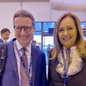 Fátima Campos Ferreira Instagram - Ao lado de um simpático colega Italiano … igualzinho ao Carlos Moedas 😜